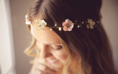 Corona de flores y ramitas