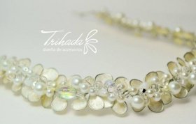 Tiara de Pétalos Nacarados Semi Rígida para Novias 