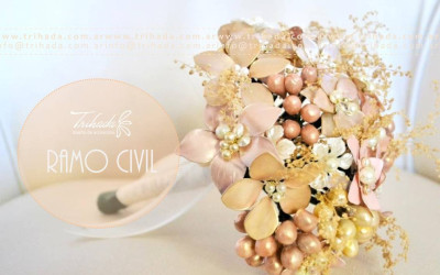 Ramo perpetuo de civil, detalles de porcelana y follaje